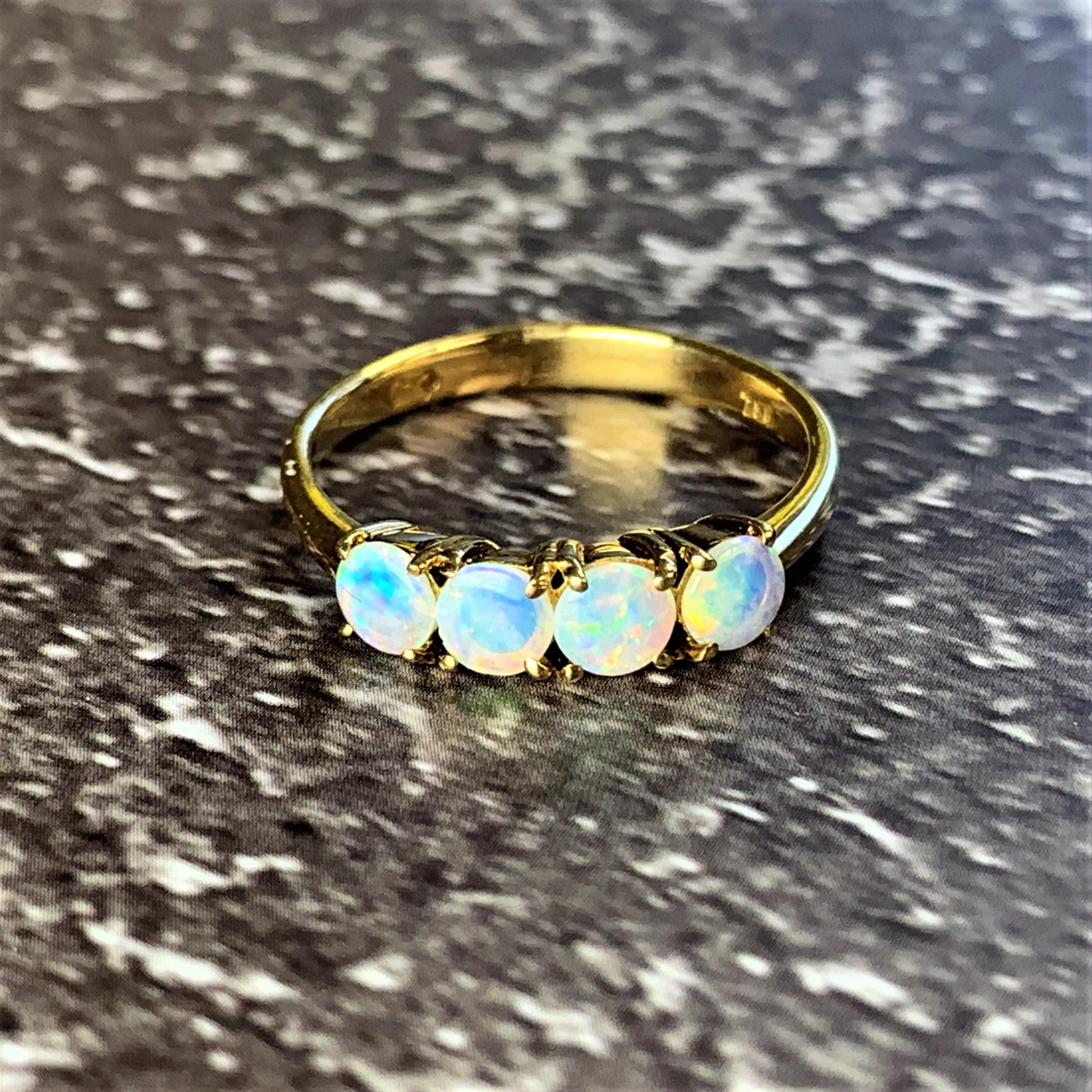 18kt Yellow Gold eternity ring with 5 Crystal Opals