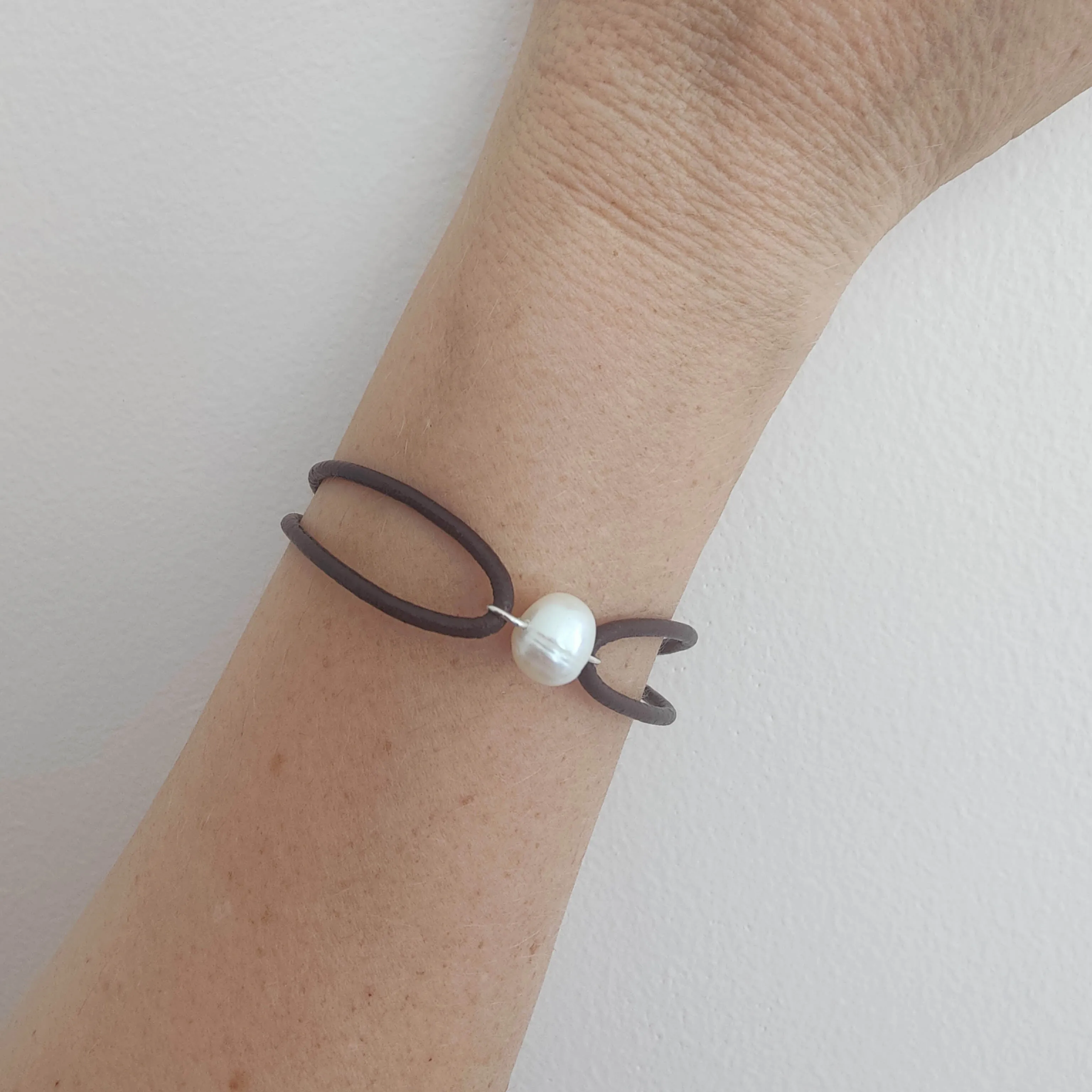 Leather Bracelet with Freshwater Pearl - Color Dark Brown