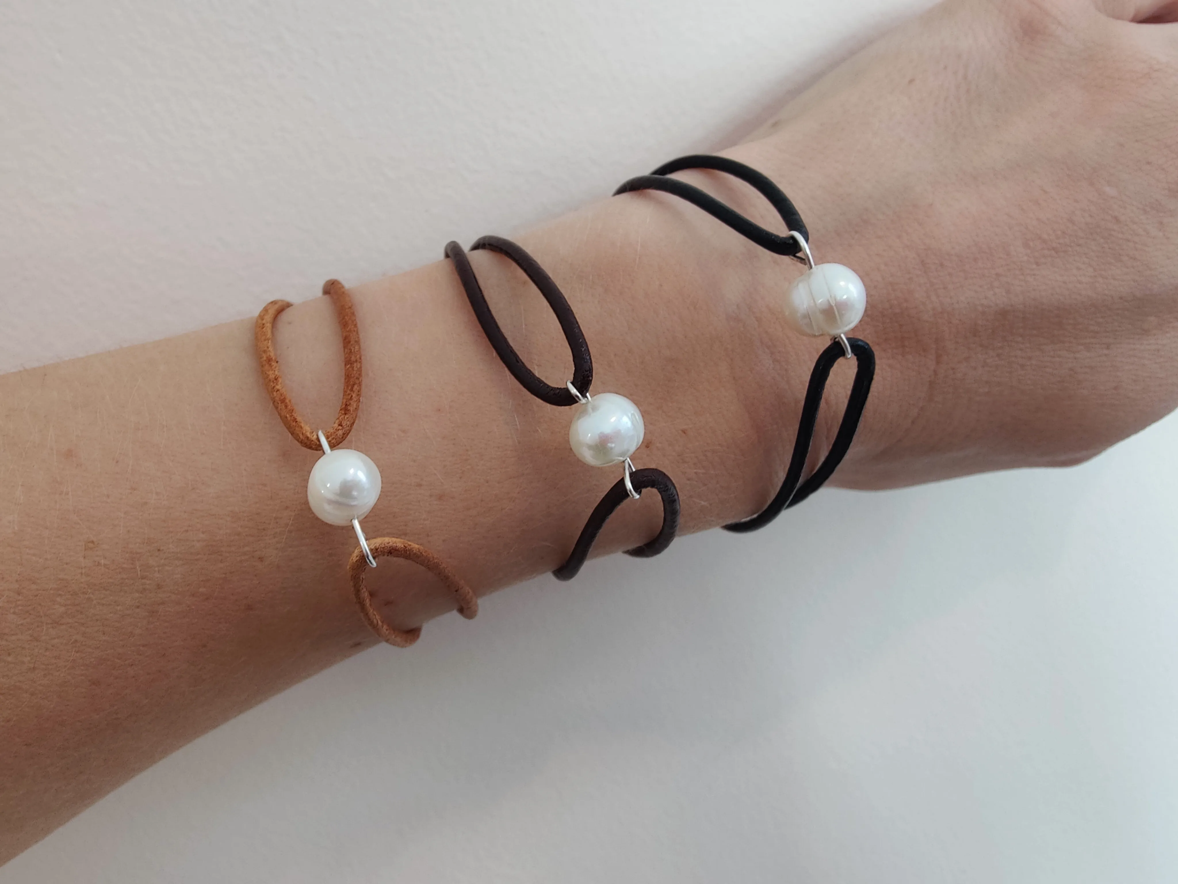 Leather Bracelet with Freshwater Pearl - Color Dark Brown